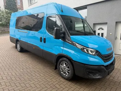 Second-hand Iveco Daily 175 CP (128 kW) 2023 Albastru Monovolum