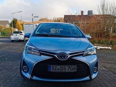 Gebraucht Toyota Yaris Hybrid Edition-S 73 PS (53 kW) 2016 Blau Limousine