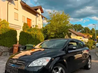 Gebraucht Kia Ceed Spirit 125 PS (91 kW) 2010 Schwarz Kleinwagen