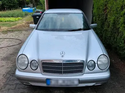 Gebraucht Mercedes E230 151 PS (111 kW) 1995 Grau Limousine