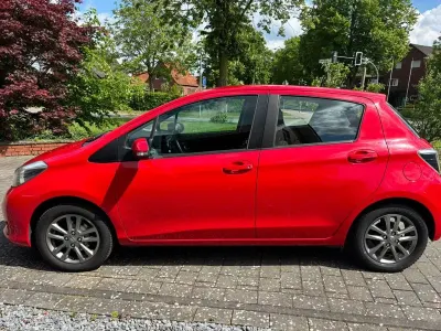 Gebraucht Toyota Yaris Edition 69 PS (50 kW) 2014 Rot Kleinwagen