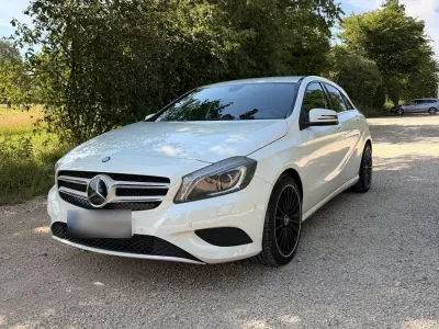 Gebraucht Mercedes A180 Urban 122 PS (89 kW) 2013 Weiß Kleinwagen