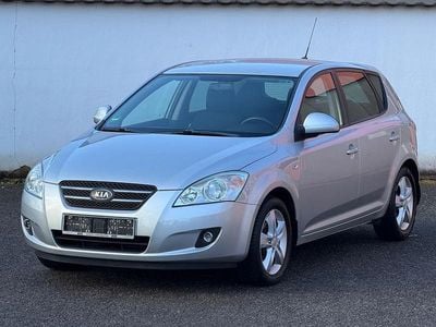 Gebraucht Kia Ceed Spirit 109 PS (80 kW) 2009 Silber Kleinwagen