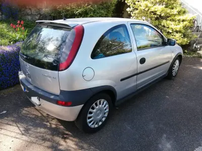 Używany Opel Corsa Comfort 75 KM (55 kW) 2002 Srebrny Hatchback