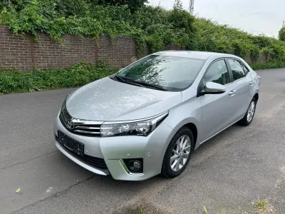 Gebraucht Toyota Corolla Life+ 132 PS (97 kW) 2015 Silber Limousine