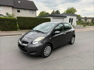 Gebraucht Toyota Yaris 69 PS (50 kW) 2011 Grau Kleinwagen