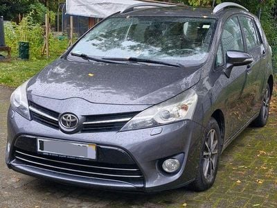 Grau Gebraucht 2014 Toyota Verso Comfort Van / Kleinbus | 8.500 € (Fairer Preis)