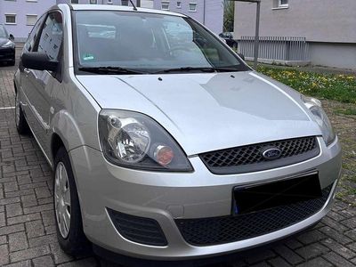 Gebraucht Ford Fiesta Ambiente 60 PS (44 kW) 2008 Silber Kleinwagen