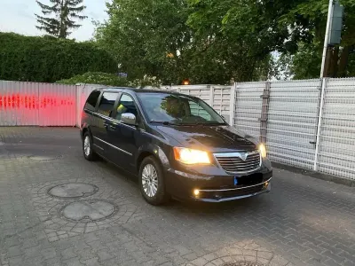 Second-hand Lancia Voyager 283 CP (208 kW) 2014 Negru Monovolum