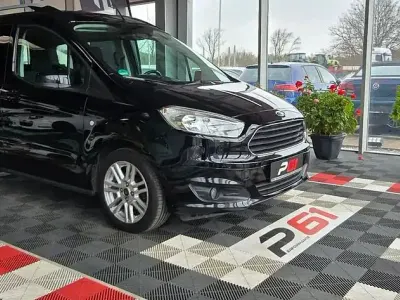 Używany Ford Tourneo Courier Titanium 101 KM (74 kW) 2016 Czarny Minivan
