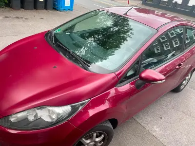 Gebraucht Ford Fiesta 80 PS (58 kW) 2011 Rot Kleinwagen