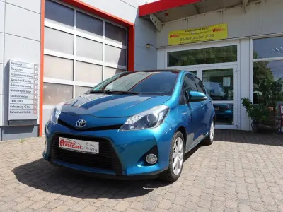 Gebraucht Toyota Yaris Hybrid Club 101 PS (74 kW) 2014 Blau Kleinwagen