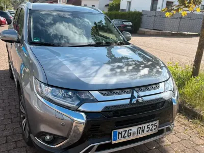 Begagnad Mitsubishi Outlander 150 HK (110 kW) 2019 Grå SUV