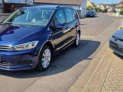 Blau Gebraucht 2019 VW Touran Comfortline Van / Kleinbus | 22.990 € (Fairer Preis)