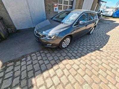 Usata Opel Astra 140 CV (102 kW) 2011 Grigio Station wagon