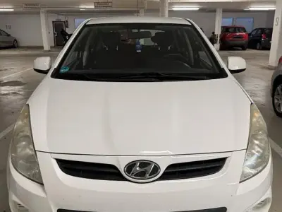 Gebraucht Hyundai i20 Classic 77 PS (56 kW) 2011 Weiß Kleinwagen