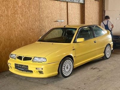 Second-hand Lancia Delta 193 CP (141 kW) 1998 Galben Hatchback
