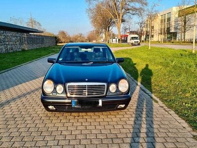 Gebraucht Mercedes E240 170 PS (125 kW) 1998 Schwarz Limousine