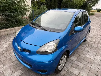 Gebraucht Toyota Aygo 68 PS (50 kW) 2011 Blau Kleinwagen