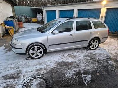 Silber Gebraucht 2009 Skoda Octavia Limousine | 2.250 €