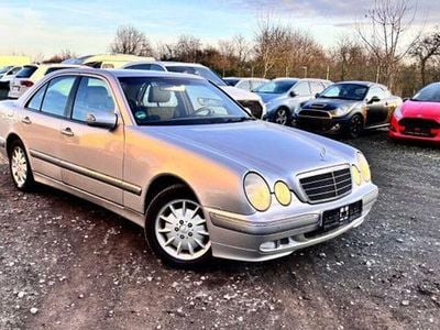Second-hand Mercedes E240 Elegance 170 CP (125 kW) 2000 Argintiu Berlinǎ