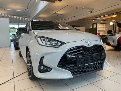 Gebraucht Toyota Yaris Hybrid 131 PS (96 kW) 2024 Grau Limousine