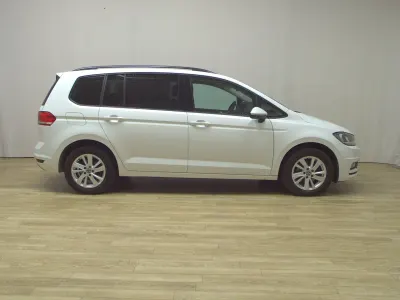 Gebraucht VW Touran Comfortline 122 PS (89 kW) 2023 Weiss Van / Kleinbus