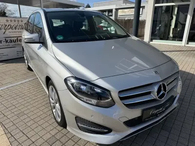 Gebraucht Mercedes B180 122 PS (89 kW) 2018 Polarsilber  metalliclack Kleinwagen