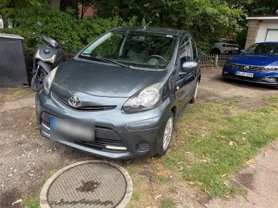 Gebraucht Toyota Aygo 68 PS (50 kW) 2012 Grau Kleinwagen