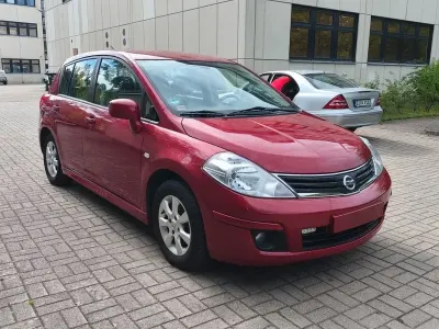 Gebraucht Nissan Tiida Acenta 110 PS (80 kW) 2011 Rot Limousine