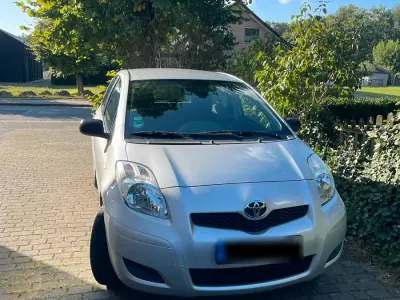 Gebraucht Toyota Yaris 69 PS (50 kW) 2009 Silber Kleinwagen