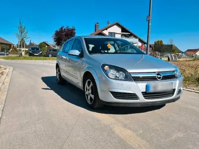 Używany Opel Astra 105 KM (77 kW) 2004 Srebrny Sedan/Limuzyna