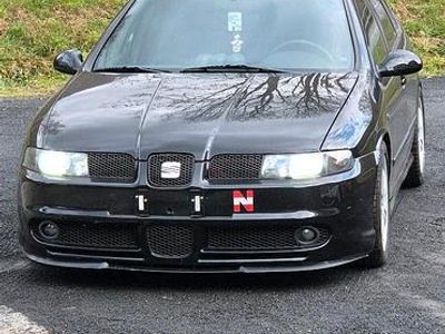 Second-hand Seat Leon 105 CP (77 kW) 2004 Negru Hatchback