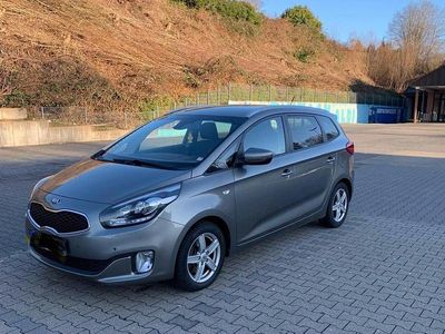 Grau Gebraucht 2014 Kia Carens Van / Kleinbus | 7.800 €