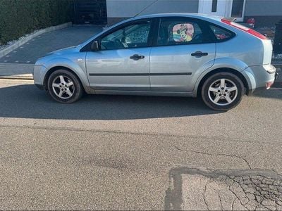 Begagnad Ford Focus Ambiente 101 HK (74 kW) 2005 Blå Sedan