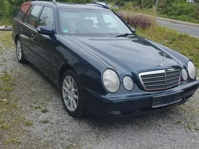 Gebraucht Mercedes E200 136 PS (100 kW) 2000 Blau Kombi