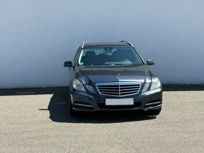 Gebraucht Mercedes E200 Avantgarde 136 PS (100 kW) 2011 Grau Kombi