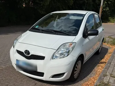 Gebraucht Toyota Yaris 99 PS (72 kW) 2010 Weiß Kleinwagen