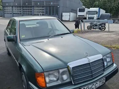 Używany Mercedes E230 132 KM (97 kW) 1992 Zielony Sedan/Limuzyna
