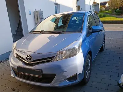 Gebraucht Toyota Yaris Edition 69 PS (50 kW) 2014 Blau Kleinwagen