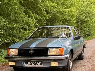 Używany Opel Rekord S 101 KM (74 kW) 1982 Niebieski Sedan/Limuzyna