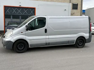 Usata Opel Vivaro 114 CV (83 kW) 2012 Argento Monovolume