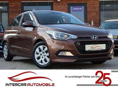 Cashmere brown / met Gebraucht 2016 Hyundai i20 Trend Limousine | 9.890 € (Etwas zu teuer)