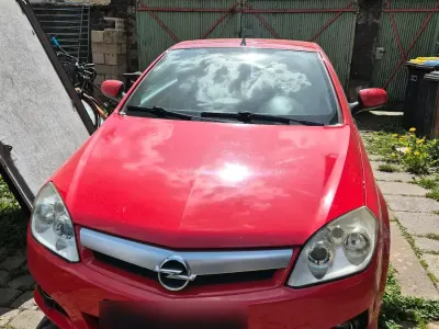 Używany Opel Tigra 125 KM (91 kW) 2006 Czerwony Kabriolet