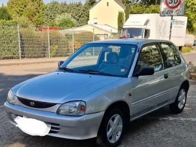Gebraucht Daihatsu Charade 84 PS (61 kW) 1998 Silber Limousine
