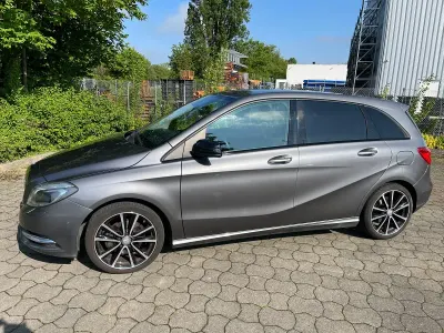 Gebraucht Mercedes B200 Night 156 PS (114 kW) 2014 Grau Kleinwagen