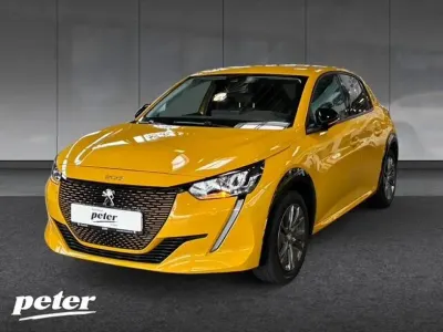 Gebraucht Peugeot e-208 Allure 100 kW (136 PS) 2022 Met. faro gelb (metallic) Kleinwagen