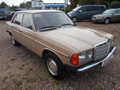 Second-hand Mercedes 200 109 CP (80 kW) 1983 Bej Berlinǎ