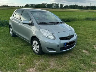 Gebraucht Toyota Yaris 69 PS (50 kW) 2009 Grau Kleinwagen