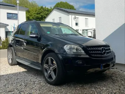 Używany Mercedes ML500 306 KM (225 kW) 2005 Czarny SUV